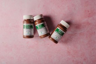 „Herbal Healing“-ის პროდუქცია არღვევს საქართველოს კანონმდებლობას და რეგულაციებს – გიორგი ფხაკაძე Arun Khatri-ს მტკიცებულებებით პასუხობს
