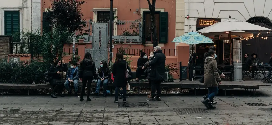 ტურისტები ქუჩაში