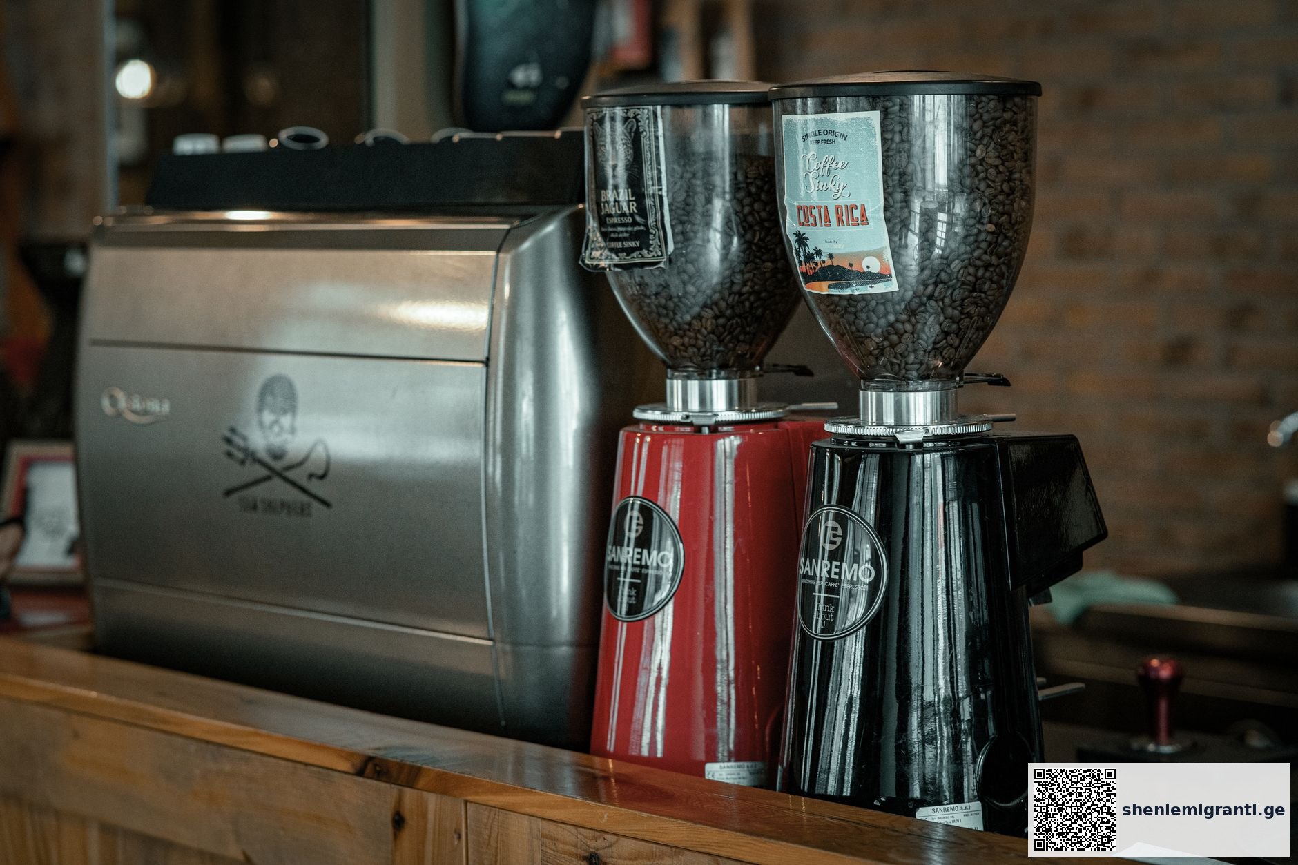 Costa Coffee-ს ლოგო და ყავის ჭიქა ბრიტანული სტილის კაფეში, თბილისის ფონზე